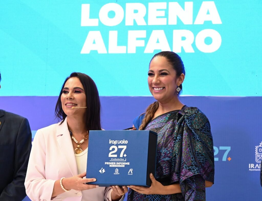 Lorena Alfaro presentó su primer informe ante Libia Dennise, Gobernadora de Guanajuato, además de funcionarios municipales y estatales.