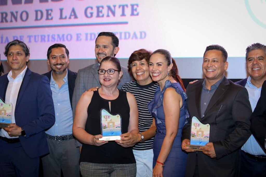 La alcaldesa de León entregó a 72 empresas el distintivo Viva León en el Día Mundial del Turismo.