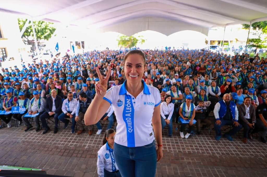 Ale Gutiérrez encabezó la entrega de medios electrónicos 'Quiero a León', en beneficio de las delegaciones San Miguel y Cerrito de Jerez.