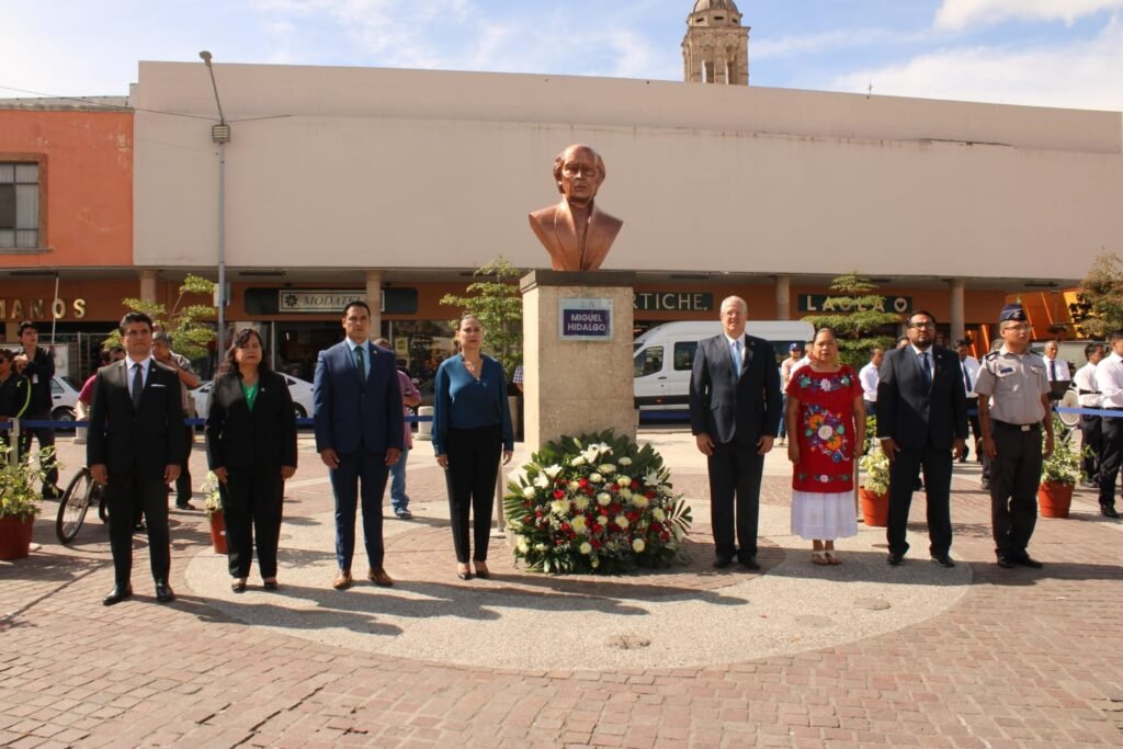 Lorena Alfaro destacó los valores que los héroes de la patria ante jóvenes, alumnos y ciudadanía en general.