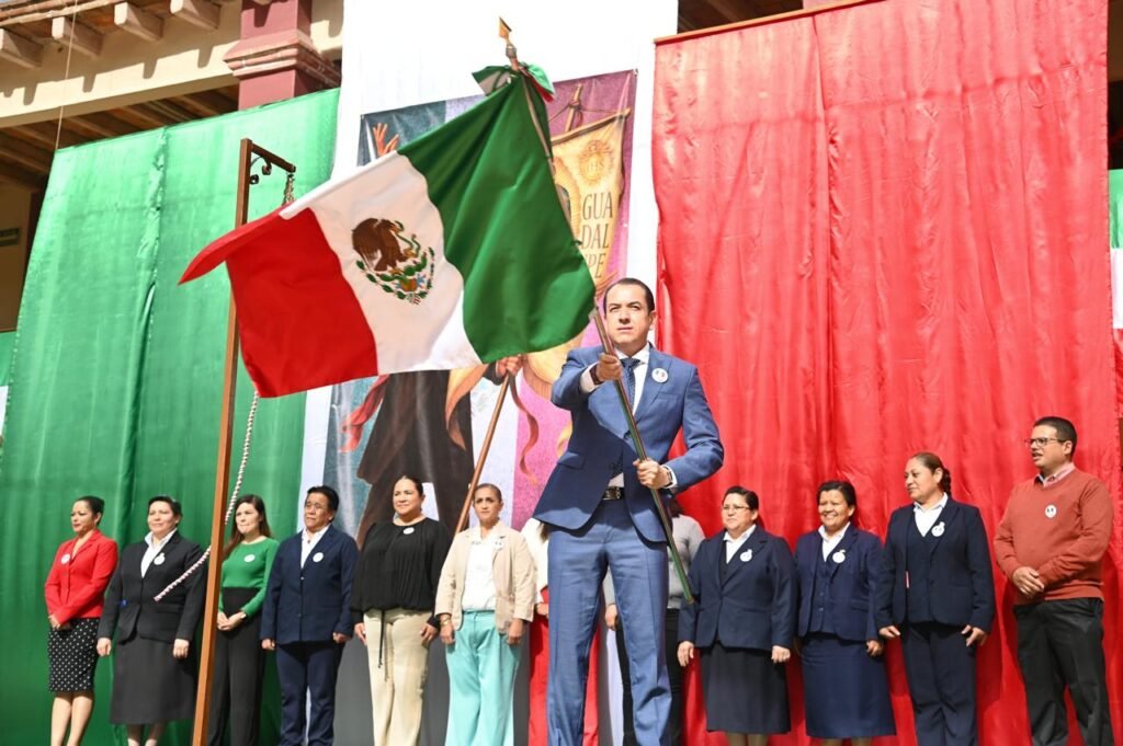 Adrián Hernández Alejandri y autoridades educativas del Colegio Lic. Álvaro de Osio y Ocampo, realizaron la tradicional ceremonia alusiva el Grito de Independencia de 1810.