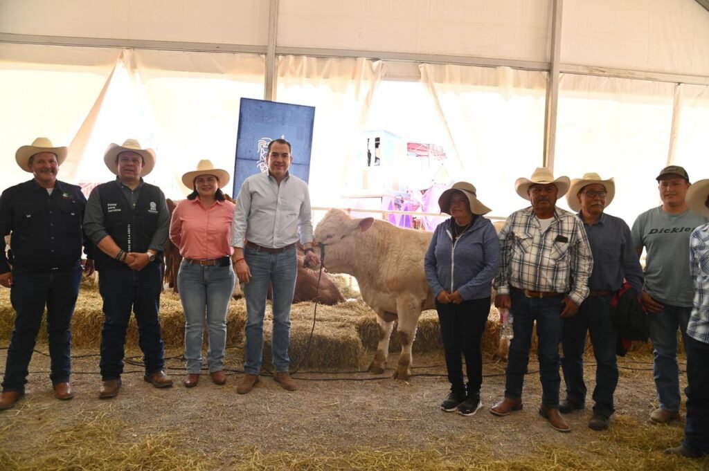 Adrián Hernández Alejandri acompañado de su esposa Michel Reyes Lucio, presidenta del Sistema DIF destacaron el apoyo al campo.