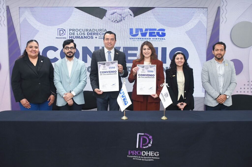 La procuradora Karla Gabriela Alcaraz Olvera y el rector José Ricardo Narváez Martínez encabezaron la ceremonia.