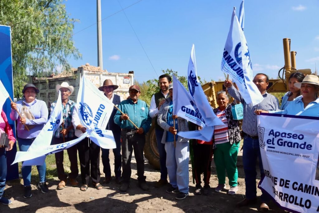 Chelis Oliveros dio el banderazo oficial en el arranque de obras en el municipio de Apaseo el Grande.