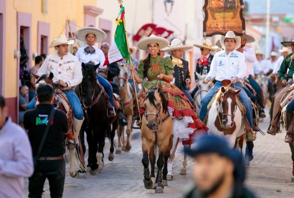 Libia Dennise estuvo acompañada por el alcalde de Dolores Hidalgo, Adrián Hernández Alejandri, además de funcionarios estatales y municipales.