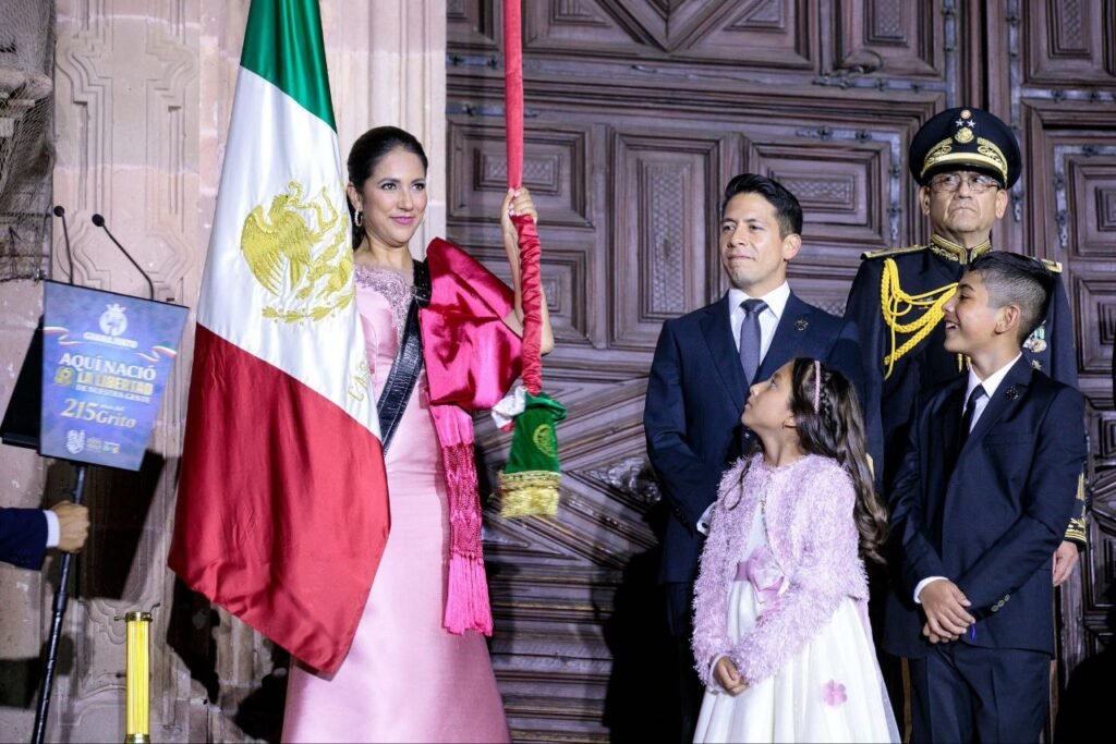 Libia Dennise da el grito en Dolores Hidalgo Libia Dennise reiteró su compromiso ante miles de mexicanos de trabajar y seguir poniendo en alto la historia de Guanajuato.