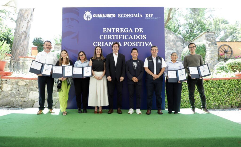 El DIF Estatal y la Secretaría de Economía hicieron entrega de certificados a facilitadores de Crianza Positiva.
