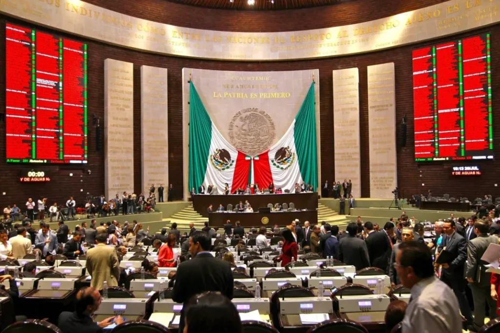 Más de la mitad de los 253 diputados y diputadas de Morena cobran 74 mil 558 pesos mensuales por los conceptos de atención ciudadana y asistencia legislativa.