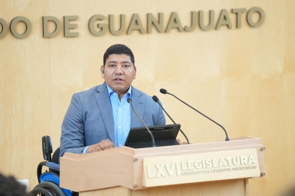 Jesús Hernández Hernández destacó que estas reformas a la Ley para el Desarrollo y Competitividad Económica le dan un nuevo enfoque al servicio social profesional.