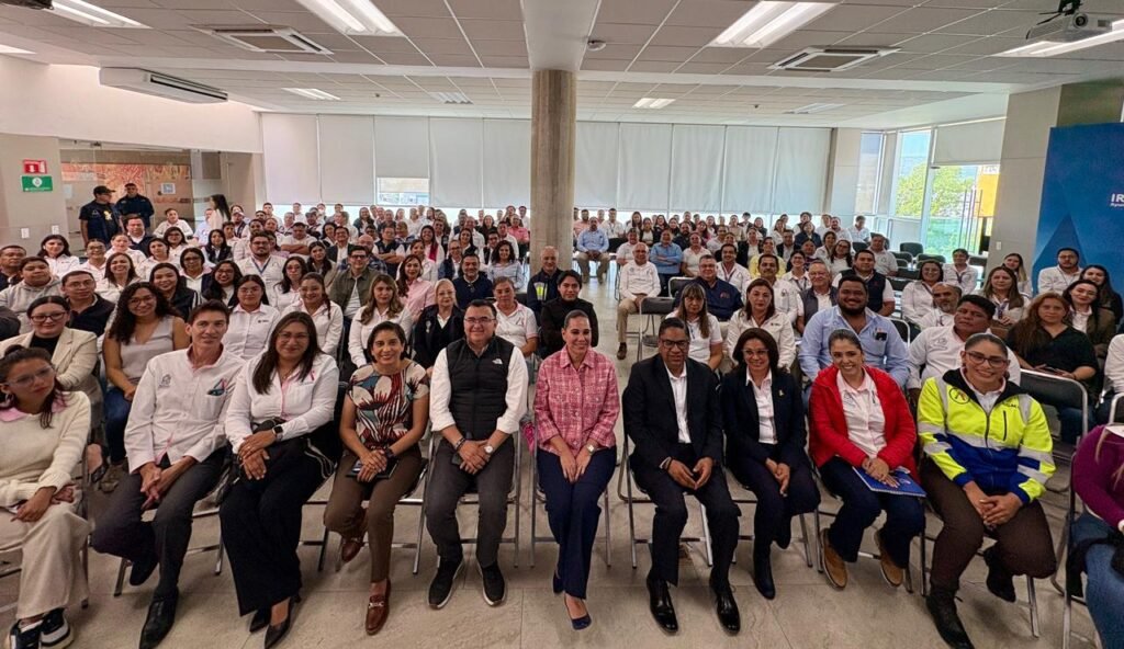 Lorena Alfaro escucha inquietudes y peticiones de colaboradores; afirma que continuará con encuentros