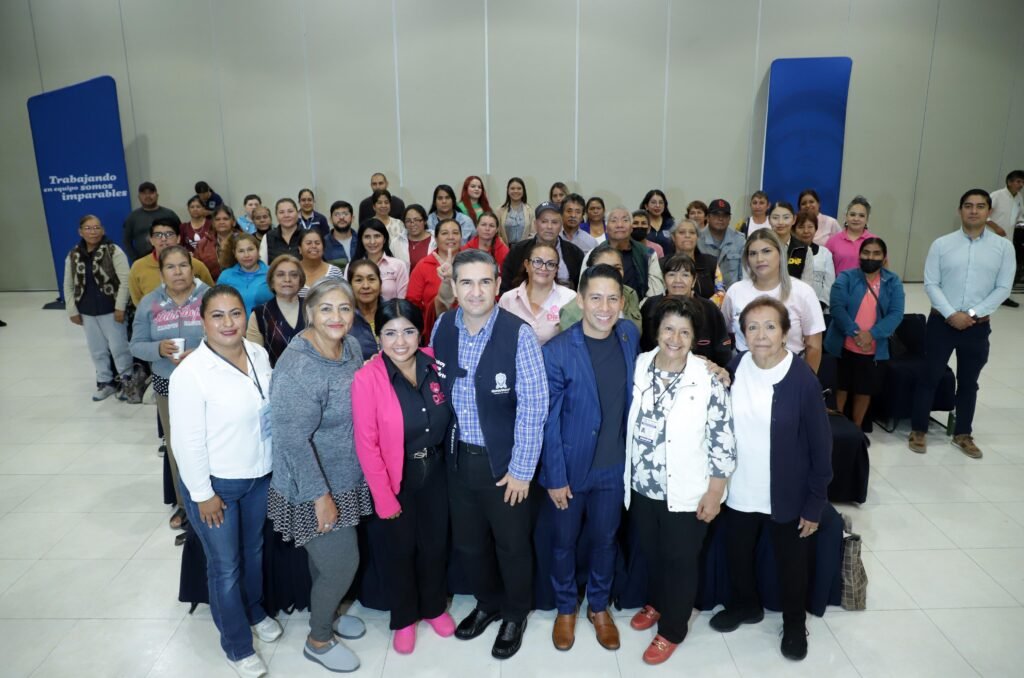 Autoridades del DIF Estatal y Nacional han entregado en todo el estado 9 mil anteojos.