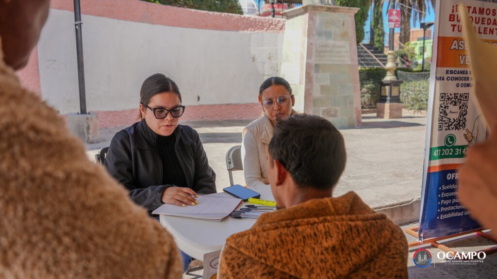 Autoridades municipales reconocieron la participación de las empresas en esta Feria del Empleo.
