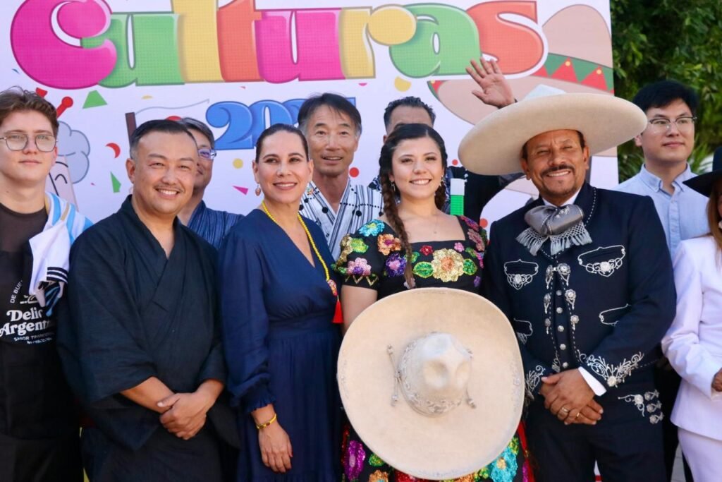 Lorena Alfaro estuvo acompañada por delegaciones de diferentes partes del mundo en este intercambio cultural.