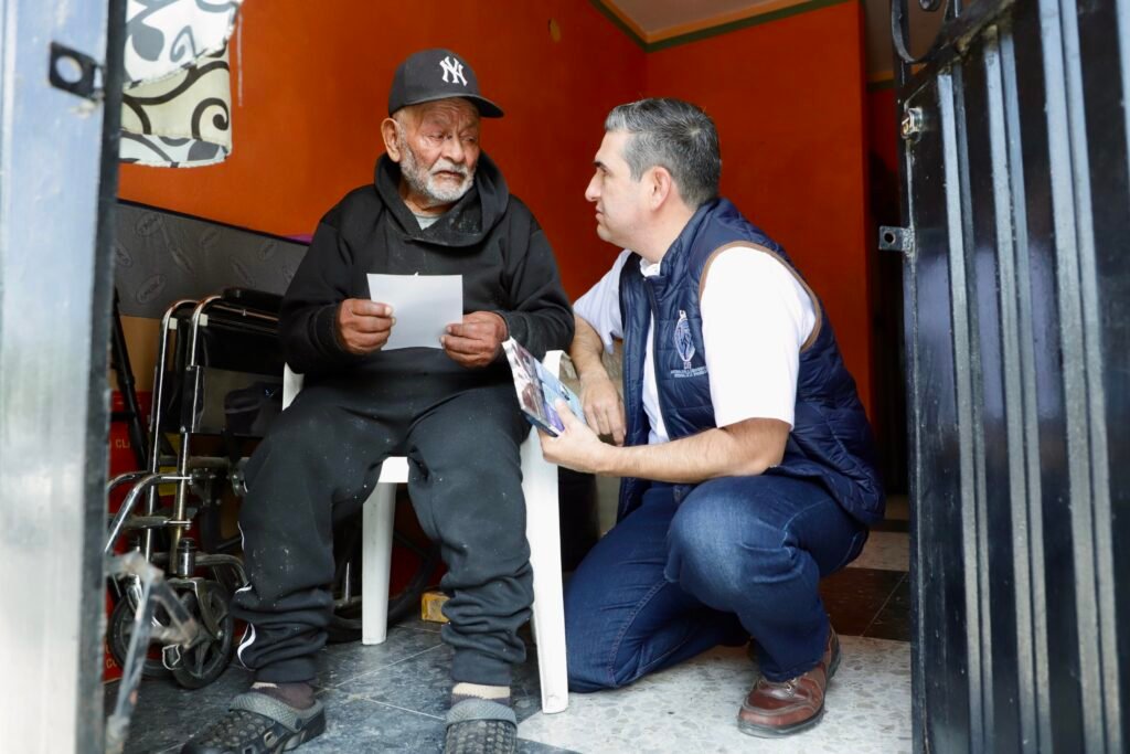 DIF Estatal escucha a la gente de Salvatierra con el programa ‘Toca puertas’ Autoridades del DIF Estatal encabezaron la jornada “Tocando Puertas”, una estrategia que busca fortalecer el vínculo con la ciudadanía.