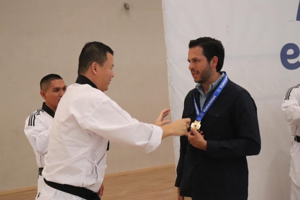 El ex entrenador de la Selección Mexicana de Taekwondo reconoció la labor del Presidente Municipal, Chelis Oliveros.