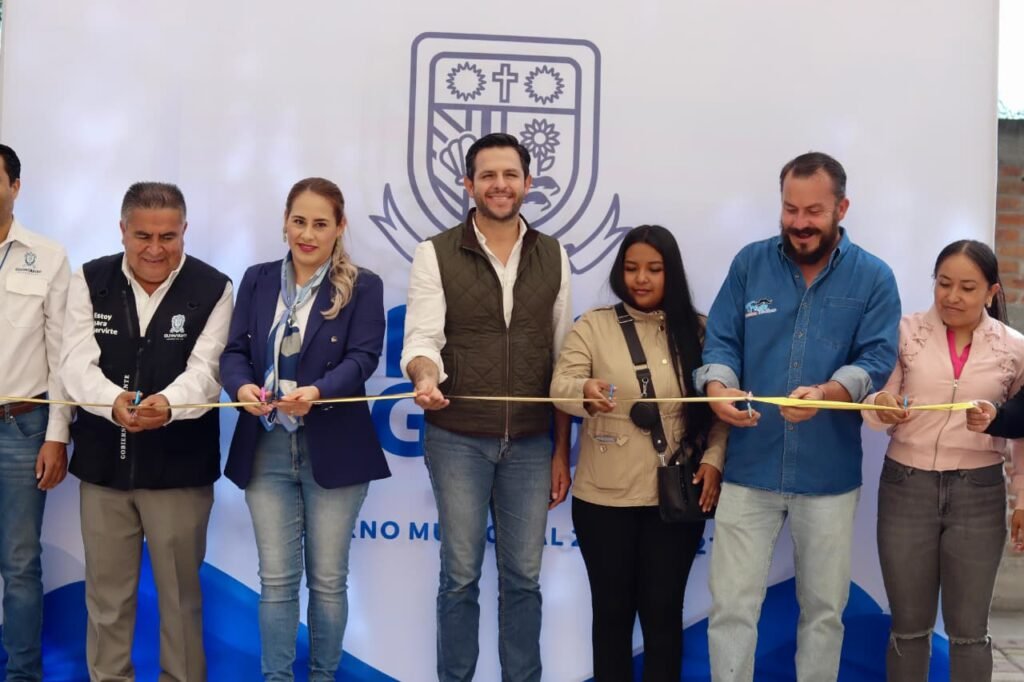 En su gira de trabajo, Chelis Oliveros realizó entrega de obras, así como acercó servicios a la ciudadanía.