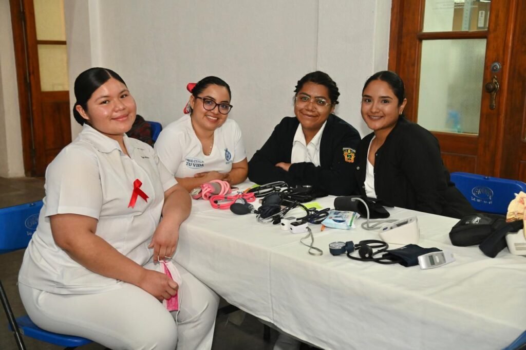 Autoridades de Dolores Hidalgo y de Salud reconocieron la participación en la campaña “Dona Sangre Celebra La Vida”.
