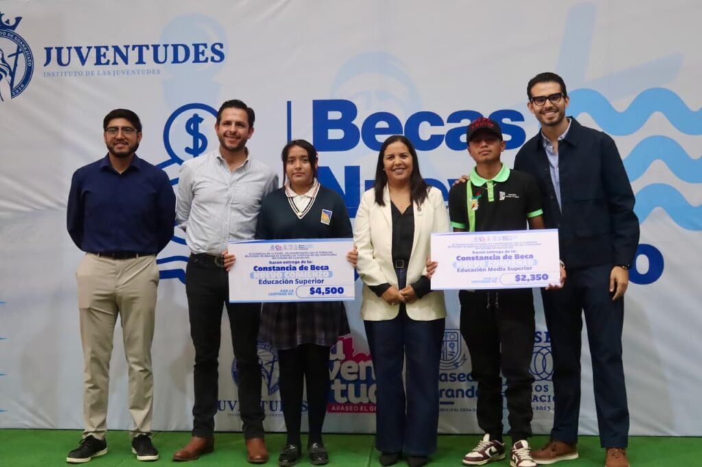 Chelis Oliveros destacó su compromiso de seguir apoyando la educación en los jóvenes de Apaseo el Grande.