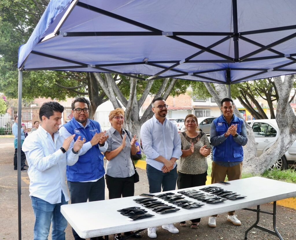Las y los regidores del PAN en Irapuato visitaron la colonia Valle del Sol, donde apoyaron a la ciudadanía con lentes.