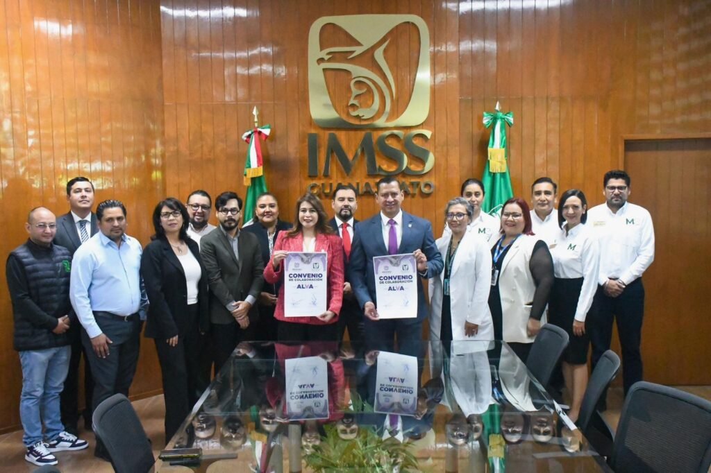 Karla Gabriela Alcaraz Olvera y el Delegado Estatal del IMSS Guanajuato, Dr. Marco Antonio Hernández Carrillo en la firma del convenio.