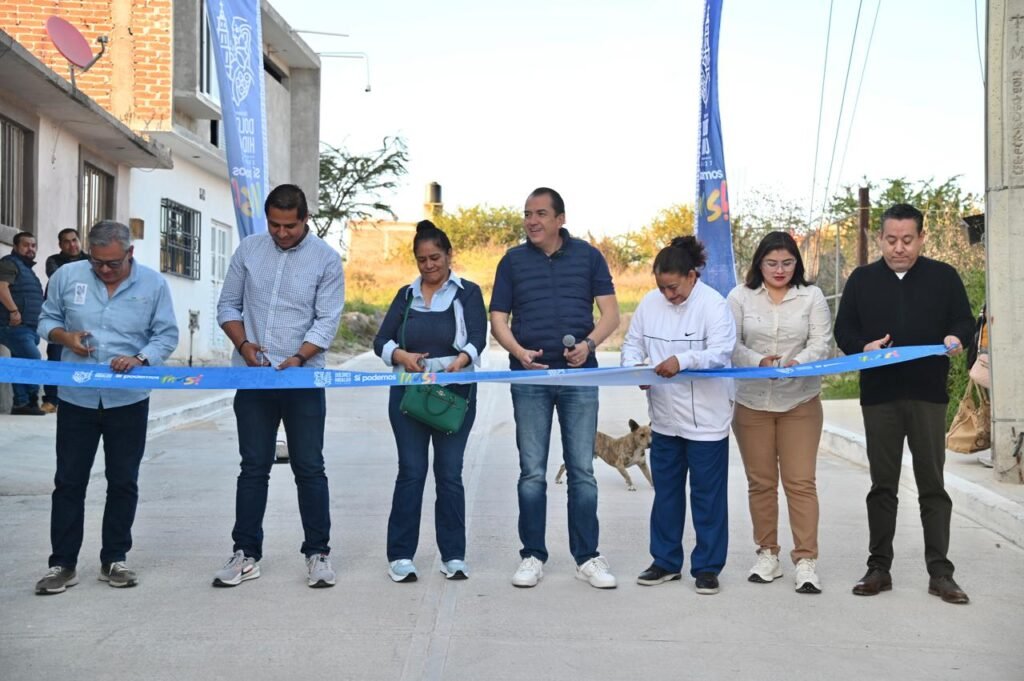 Adrián Hernández Alejandri fue el encargado de cortar el listón para inaugurar la calle pavimentada.