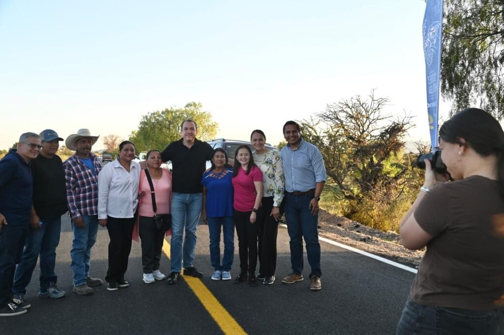 Adrián Hernández Alejandri inauguró la rehabilitación del camino rural de Los Morillos en Dolores Hidalgo.