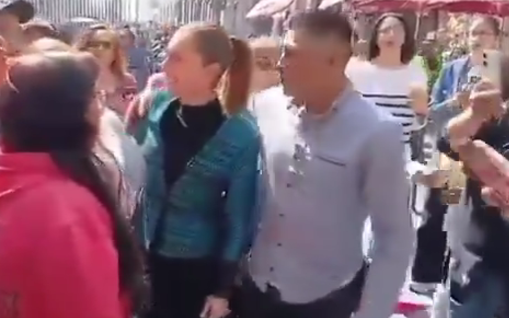 En las imágenes se puede ver como un hombre se acercó hasta la presidencia sin ningún tipo de vigilancia para comenzar a acosarla.