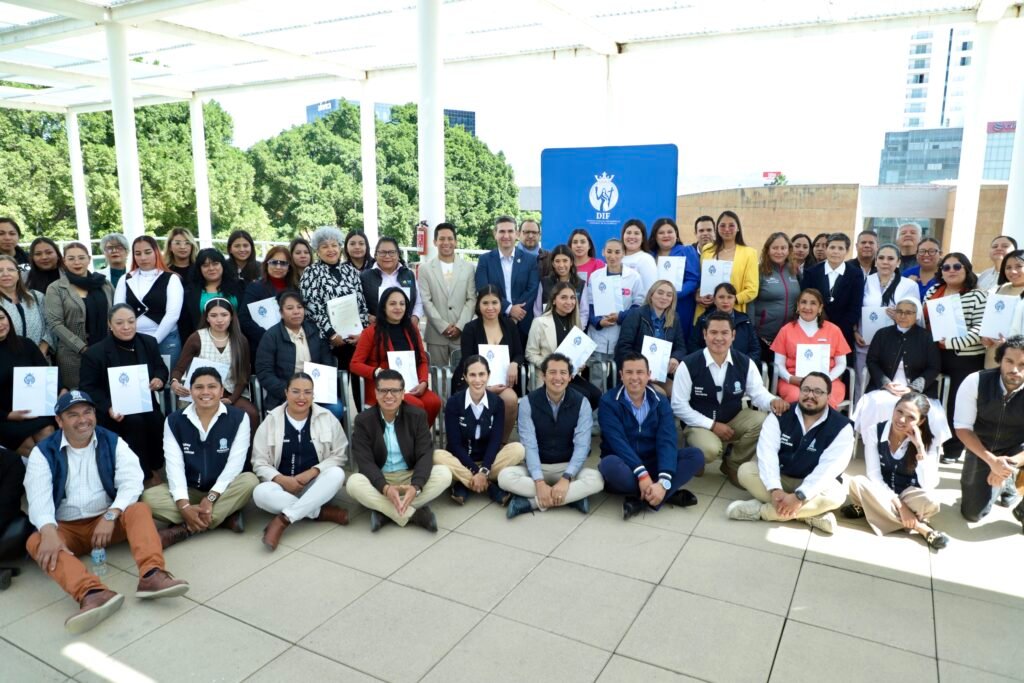 DIF Estatal entrega certificados y reconocimientos a 55 personas cuidadoras El Sistema Estatal para el Desarrollo Integral de la Familia (DIF) reconoció la labor de personas cuidadoras.