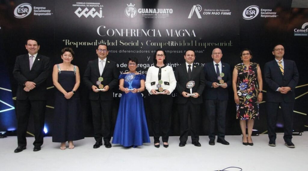 Autoridades de Guanajuato reconocen a empresas responsables por su compromiso El Consejo Coordinador Empresarial de Irapuato reconoció y entregó distintivos a 180 empresas.