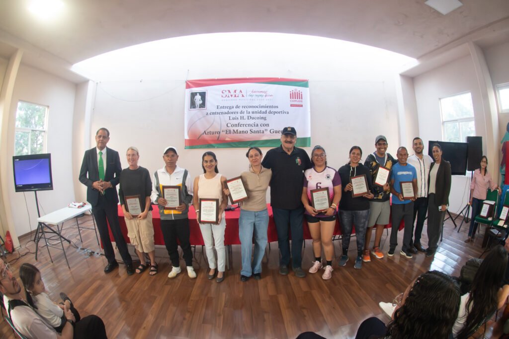 Arturo “Mano Santa” hizo entrega de reconocimientos en su visita a San Miguel de Allende.