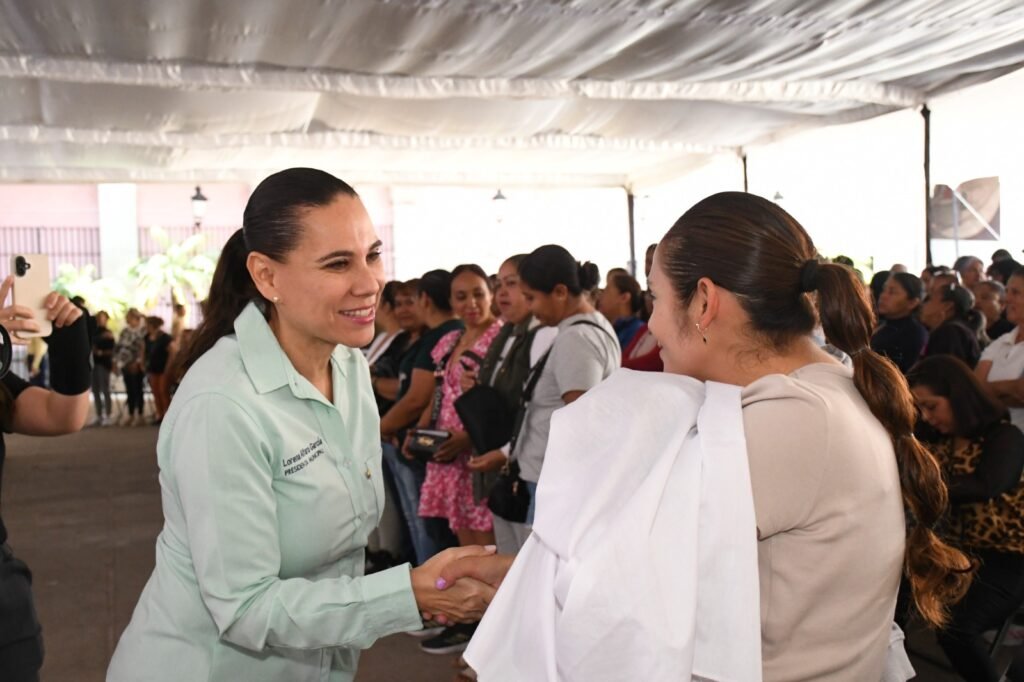 Lorena Alfaro entrega apoyos del programa de empleo temporal en Irapuato Lorena Alfaro reconoció a quienes integraron este programa de apoyos a personas que participaron en empleo temporales en Irapuato.