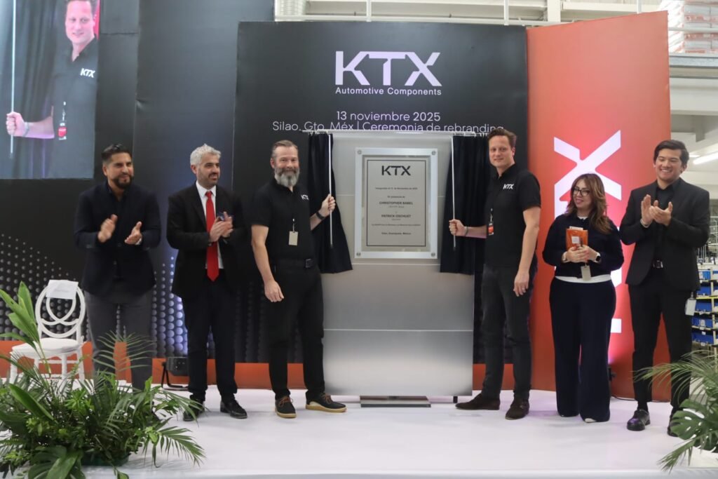 Autoridades estatales, municipales de León y directivos de la empresa SHPAC, dieron arranque de la planta al colocar la primera piedra.