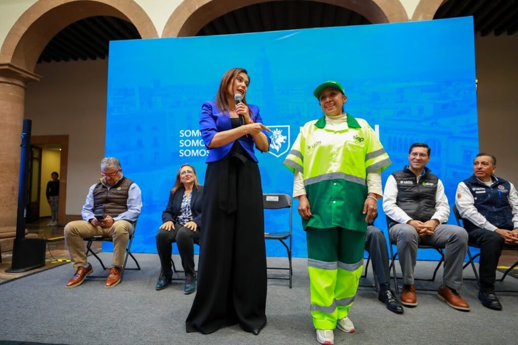 Ale Gutiérrez destaca trabajo a favor del medio ambiente de la mano con el SIAP Ale Gutiérrez afirmó que en tres años, el SIAP ha recolectado más de 1 millón de toneladas de residuos y retirado 70 mil llantas en toda la ciudad.