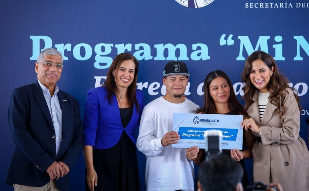 A través del programa estatal Mi Nuevo Hogar, Libia Dennise y Ale Gutiérrez entregaron apoyo económico a leoneses para adquirir su casa.