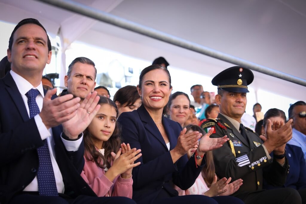 Realizan con orgullo el desfile Cívico Deportivo en León Asistieron alrededor de 10 mil personas que presenciaron el Desfile Cívico Deportivo como parte del 115 aniversario de la Revolución Mexicana.