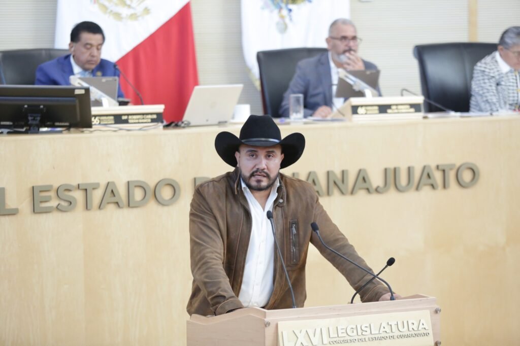 Exigen al Gobierno Federal que llegue íntegro el aguinaldo El diputado Salvador Tovar señaló que el aguinaldo es una de las prestaciones más importantes del derecho laboral mexicano