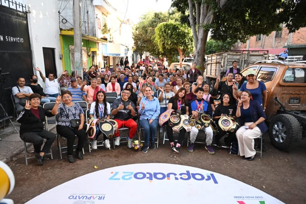 Lorena Alfaro se acerca a la gente de la colonia Miguel Hidalgo Lorena Alfaro reiteró su compromiso con la gente de la colonia Miguel Hidalgo, donde escuchó sus peticiones y necesidades.