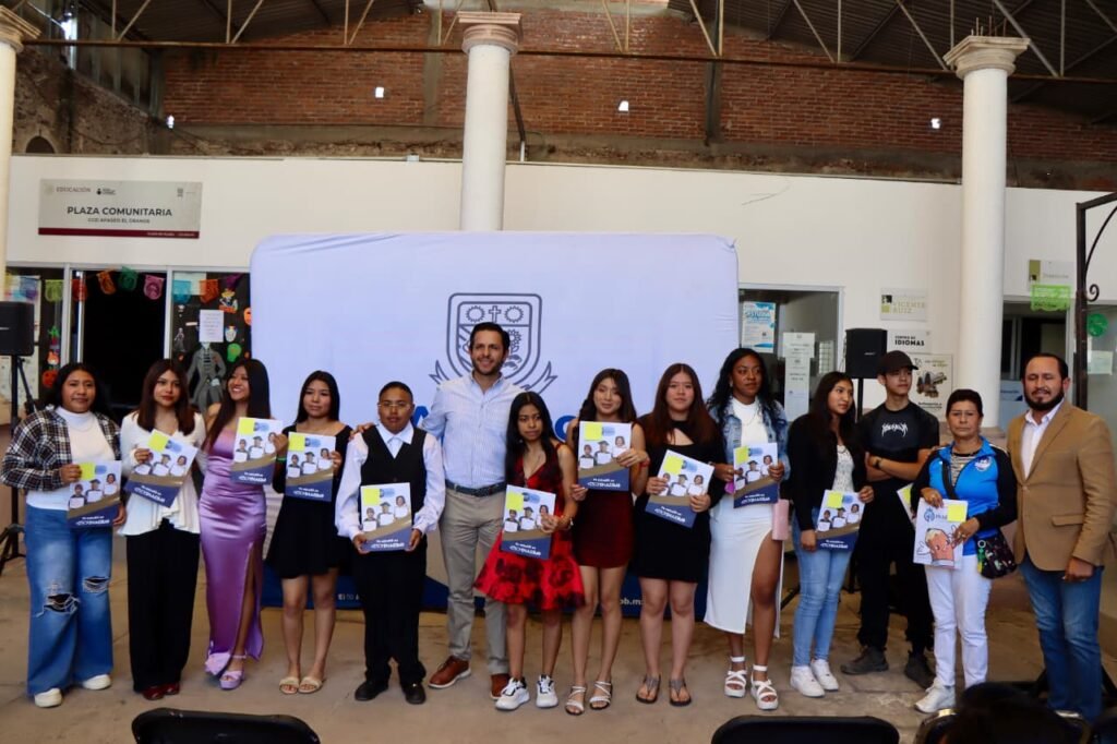 El alcalde Chelis Oliveros destacó el programa de becas municipales, reiterando su compromiso con la educación.