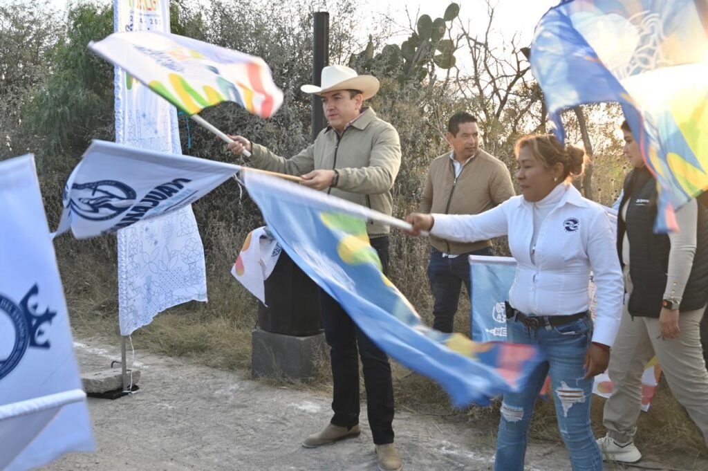 Adrián Hernández Alejandri dio el banderazo de arranque de obra en la comunidad El Garabatillo, en Dolores Hidalgo.