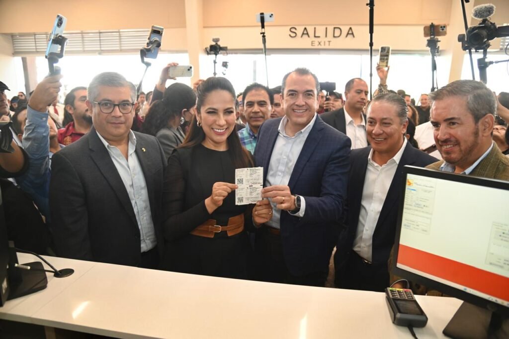 Inauguran en Dolores Hidalgo la central de autobuses Libia Dennise y Adrián Hernández Alejandri, acompañados de directivos del sector privado y del gobierno federal inauguraron la central de autobuses.