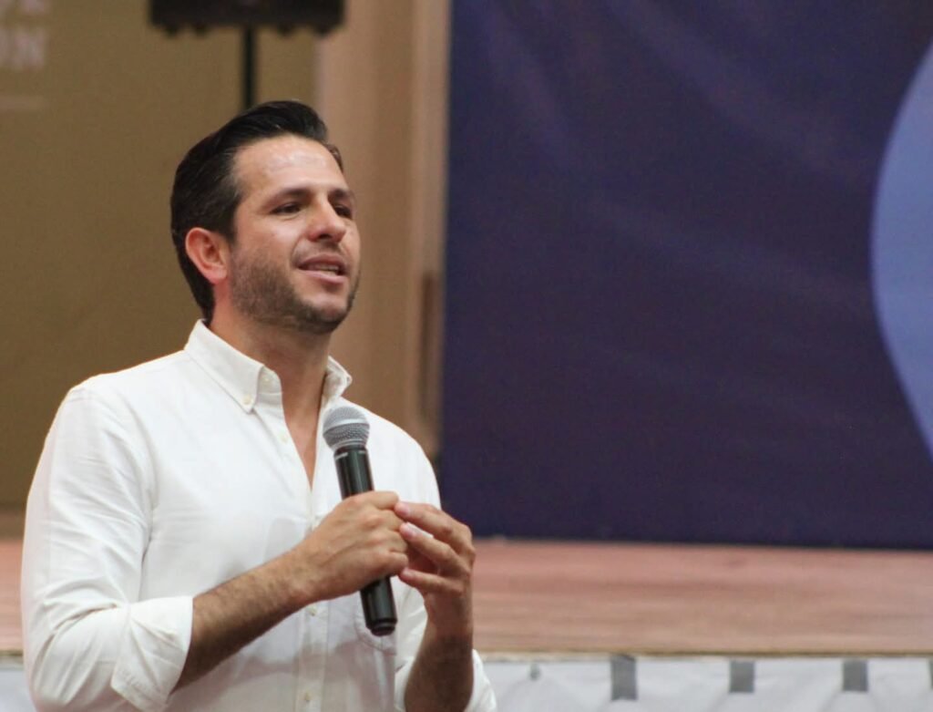 Chelis Oliveros destaca impulso a la educación con la entrega de becas Chelis Oliveros reiteró su compromiso de seguir trabajando a favor de la educación de Apaseo el Grande.