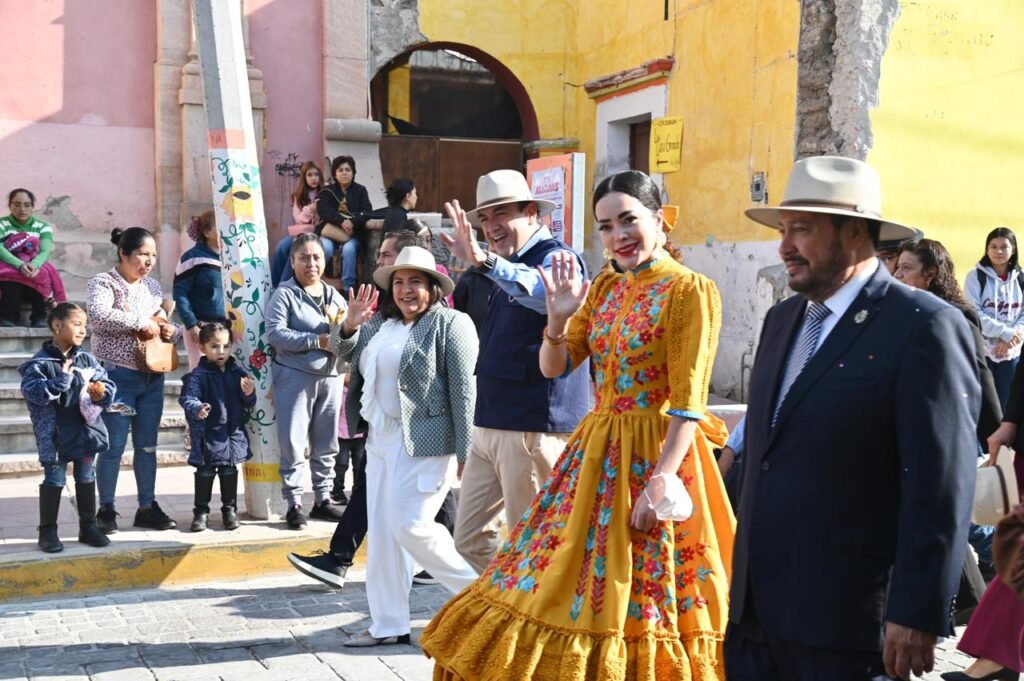 En Dolores Hidalgo, realizan emotivo desfile de la Revolución Mexicana Adrián Hernández Alejandri acompañado de su esposa Michel Reyes Lució e integrantes del Ayuntamiento encabezaron el desfile.
