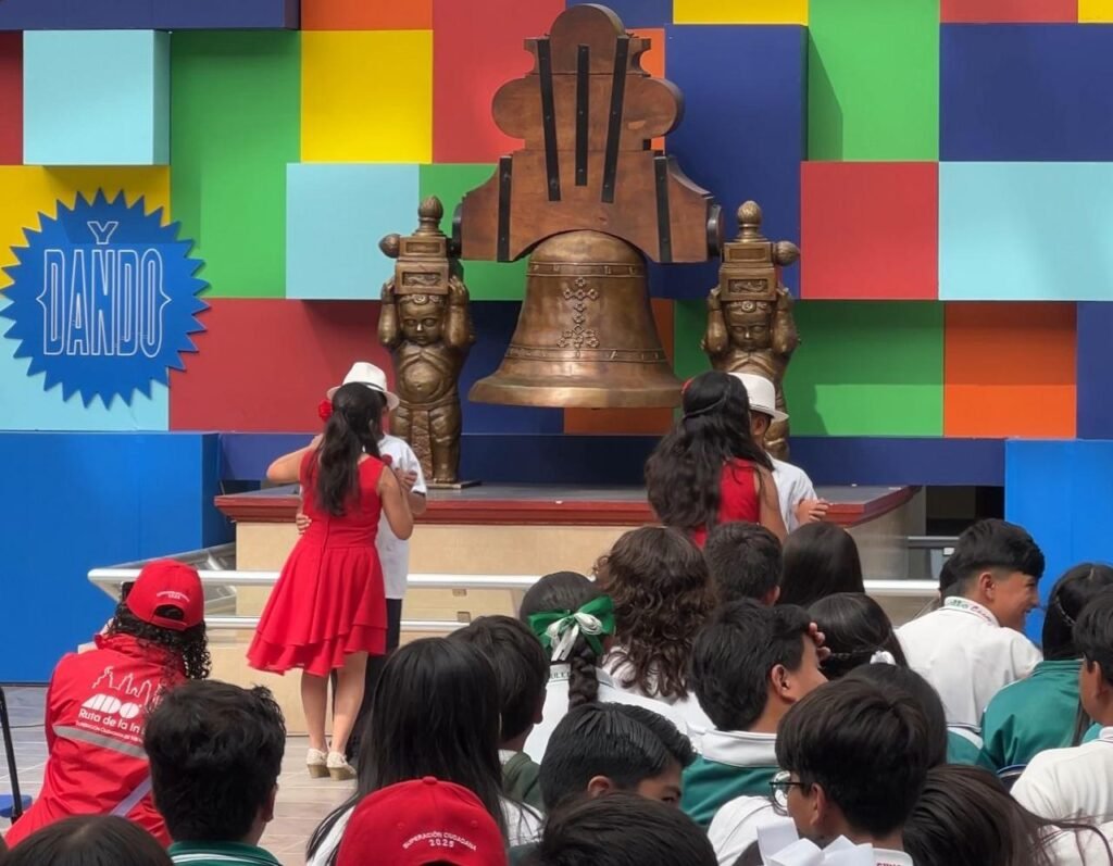 Autoridades de Dolores Hidalgo reconocieron a 160 alumnos de primero de secundaria de Veracruz.
