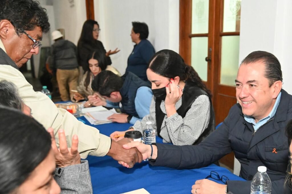 Adrián Hernández Alejandri escucha de cerca a la gente de Dolores Hidalgo Adrián Hernández Alejandri atendió de manera personal las inquietudes de su gente en la presidencia municipal.