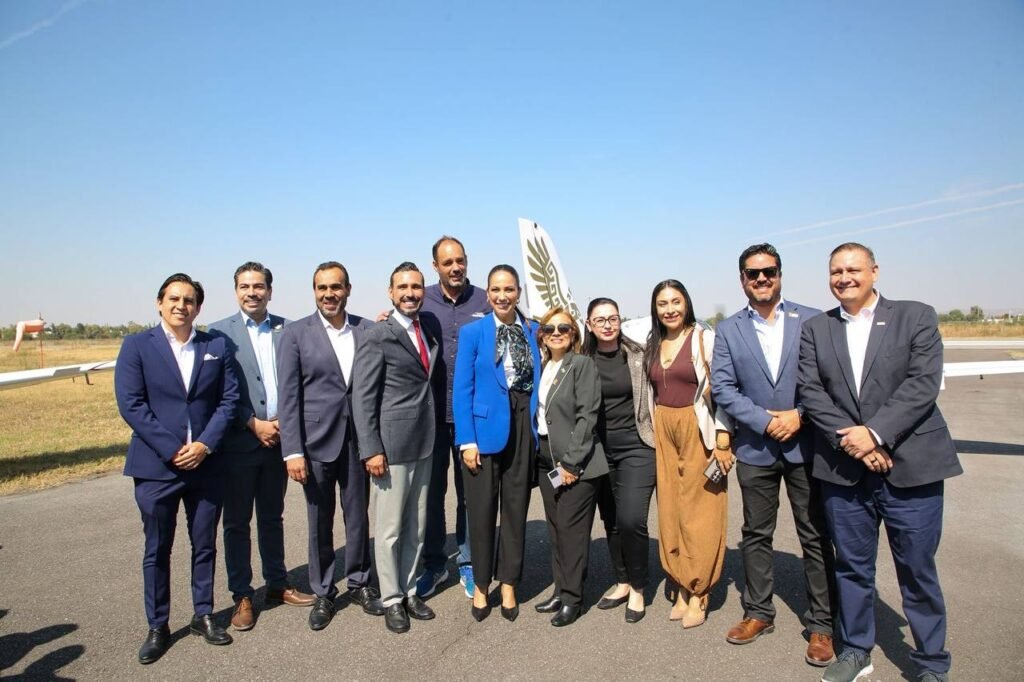 Libia Dennise fue invitada a la entrega de Certificado de Aeronavegabilidad para el Halcón 2.1 de la empresa Horizontec.