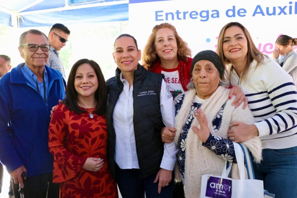 Lorena Alfaro y Valeria Alfaro hicieron entrega de 83 auxiliares auditivos a personas con pérdida auditiva en Irapuato.
