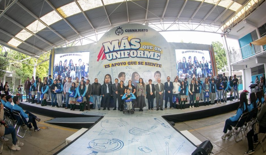 Libia Dennise impulsa la educación y entrega uniformes de secundaria Libia Dennise resaltó la importancia de seguir impulsando la educación del nivel secundaria en Guanajuato.