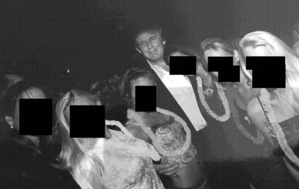 ¡Sí es él! Demócratas publican fotos de Jeffrey Epstein con Trump, Clinton y Bill Gates Salen a la luz más fotos de Donald Trump en las fiestas de Jeffrey Epstein. Ante ello, afirman que todo es falso./ Captura de pantalla.