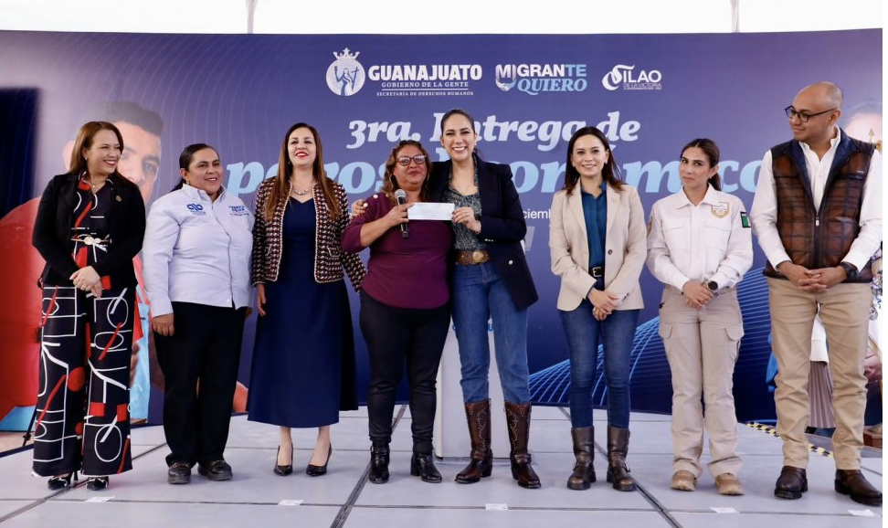 Libia Dennise entrega Apoyos Económicos para Personas Migrantes de Guanajuato En el evento, Libia Dennise entregó Apoyos Económicos para Personas Migrantes de Guanajuato.