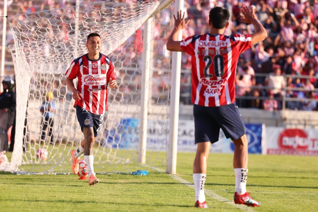¡Sin piedad! Chivas golea a Irapuato El equipo de Irapuato no pudo frenar la ofensiva de las Chivas y terminó siendo goleado.